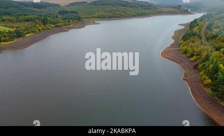 Foto aeree del drone che mostrano il resevoir di Pontsticill ancora mezzo vuoto in Powys Wales dopo le condizioni di siccità durante l'estate. Ottobre 2022 Foto Stock