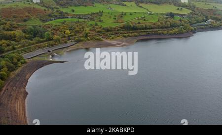 Foto aeree del drone che mostrano il resevoir di Pontsticill ancora mezzo vuoto in Powys Wales dopo le condizioni di siccità durante l'estate. Ottobre 2022 Foto Stock