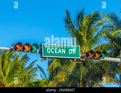 Segnaletica stradale della famosa via Ocean Drice a Miami Sud con semaforo Foto Stock