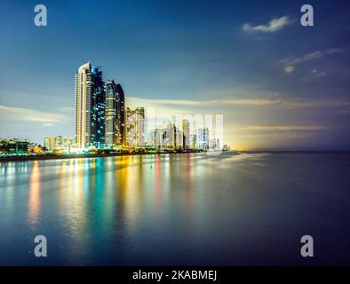 Skyline di Miami Sunny Isles di notte con riflessioni sull'oceano Foto Stock
