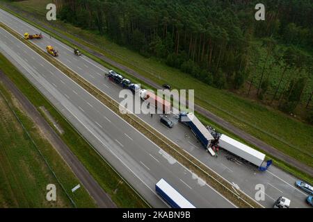 Il drone cattura l'inceppamento del traffico e il corridoio di emergenza sull'autostrada polacca dopo l'incidente - Vista aerea dell'incidente estivo Foto Stock