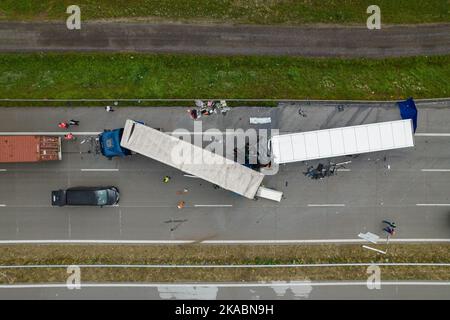 Il drone cattura l'inceppamento del traffico e il corridoio di emergenza sull'autostrada polacca dopo l'incidente - Vista aerea dell'incidente estivo Foto Stock