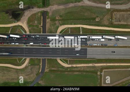 Il drone cattura l'inceppamento del traffico e il corridoio di emergenza sull'autostrada polacca dopo l'incidente - Vista aerea dell'incidente estivo Foto Stock