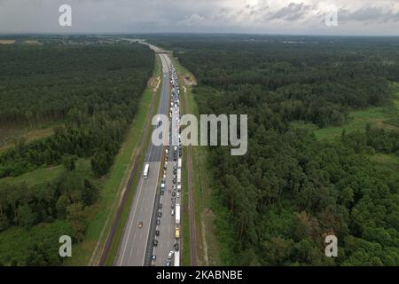 Il drone cattura l'inceppamento del traffico e il corridoio di emergenza sull'autostrada polacca dopo l'incidente - Vista aerea dell'incidente estivo Foto Stock