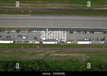 Il drone cattura l'inceppamento del traffico e il corridoio di emergenza sull'autostrada polacca dopo l'incidente - Vista aerea dell'incidente estivo Foto Stock