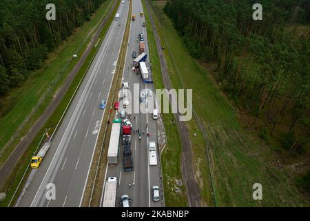 Il drone cattura l'inceppamento del traffico e il corridoio di emergenza sull'autostrada polacca dopo l'incidente - Vista aerea dell'incidente estivo Foto Stock