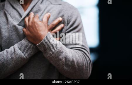 Im che ha un po 'di difficoltà a respirare. Un uomo non congestibile che tiene il petto in dolore in casa. Foto Stock