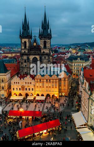 Veduta aerea della chiesa di Tyn e del famoso mercatino di Natale sulla Piazza della Città Vecchia a Praga, in Repubblica Ceca. Foto Stock