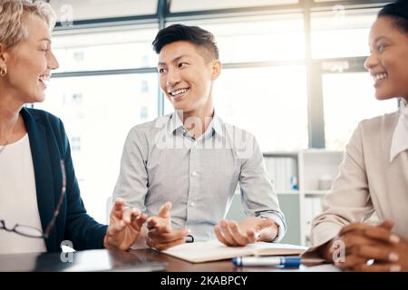 Diversità, riunione di affari e il team hanno conversazione per la pianificazione di marketing, la strategia pubblicitaria e l'obiettivo di vendita. Lavoro di squadra, collaborazione e gruppo Foto Stock