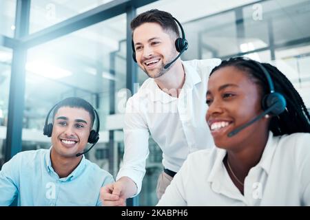 Assistenza clienti, call center e team che lavorano insieme in ufficio, manager che aiutano i lavoratori. Diversità, lavoro di squadra e boss con consulenti in Foto Stock
