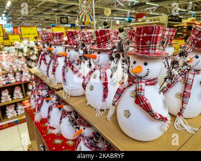 Bucarest, Romania - 30 ottobre 2022: Profondità di campo poco profonda (fuoco selettivo) dettagli con decorazioni natalizie (pupazzi di neve) in vendita in un specializzato Foto Stock