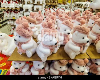 Bucarest, Romania - 30 ottobre 2022: Profondità di campo poco profonda (fuoco selettivo) dettagli con decorazioni natalizie (orsi polari) in vendita in una speciale Foto Stock