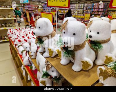 Bucarest, Romania - 30 ottobre 2022: Profondità di campo poco profonda (fuoco selettivo) dettagli con decorazioni natalizie (orsi polari) in vendita in una speciale Foto Stock