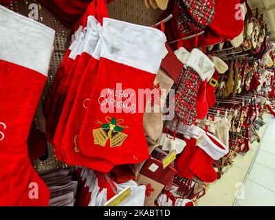 Bucarest, Romania - 30 ottobre 2022: Profondità di campo poco profonda (fuoco selettivo) dettagli con decorazioni natalizie (attuale calze camino) in vendita in Foto Stock