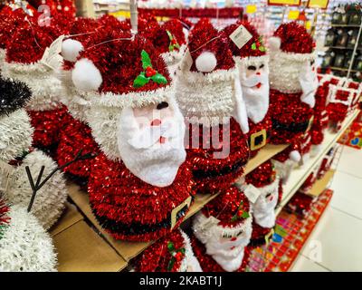 Bucarest, Romania - 30 ottobre 2022: Profondità di campo poco profonda (fuoco selettivo) dettagli con decorazioni natalizie (santas decorative) per la vendita in s Foto Stock