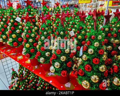 Bucarest, Romania - 30 ottobre 2022: Profondità di campo poco profonda (fuoco selettivo) dettagli con decorazioni natalizie (bulbi) in vendita in un h specializzato Foto Stock