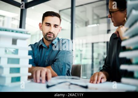 Personale aziendale, architetto e pianificazione di modelli 3D per la costruzione, l'architettura o l'edificio in ufficio. Team di progettazione in riunione per l'industria Foto Stock