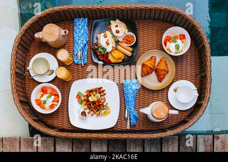 Tavolo da colazione rustico in legno, vassoio per la colazione per