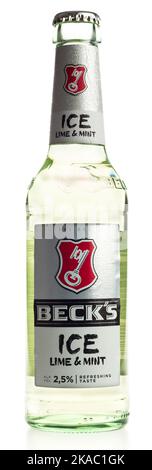 Bottiglia di birra alla menta e alla calce ghiacciata Becks isolata su sfondo bianco Foto Stock