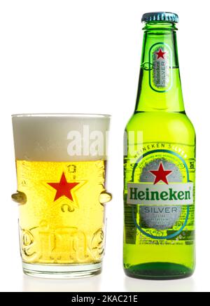 Bottiglia e bicchiere di birra Heineken Silver isolato su sfondo bianco Foto Stock