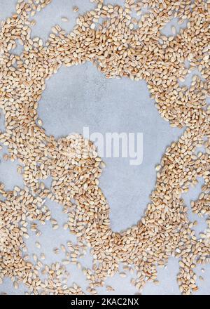 Crisi globale del cibo e dei cereali, il continente africano si è modellato in grano su una superficie grigia chiazzata Foto Stock