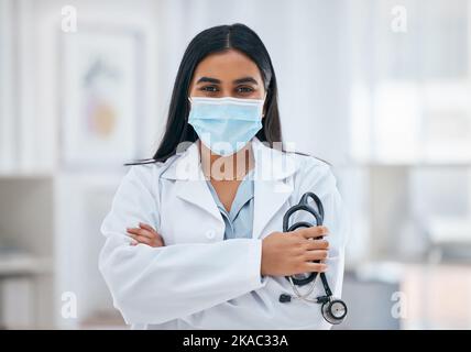 Covid, medico e braccia incrociate con ritratto di medico con stetoscopio per cardiologia, virus e innovazione in sala di consulenza. Assistenza sanitaria, assistenza e. Foto Stock