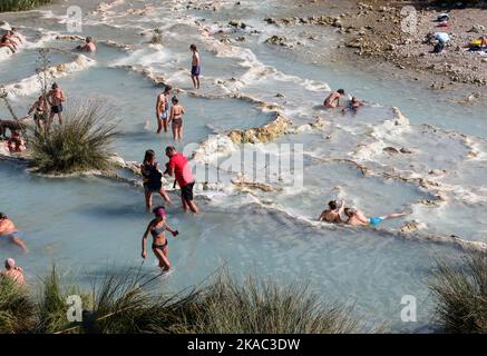 Saturnia, Italia - 13 settembre 2022: Le persone fanno il bagno nelle sorgenti termali di Saturnia Therme, Saturnia, Toscana, Italia Foto Stock