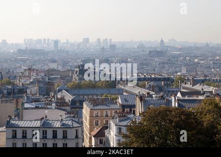 Il paesaggio urbano di Parigi include molti punti di riferimento come la Cattedrale di Notre-Dame, il Panthéon, il Centre Pompidou e molto altro. Foto Stock