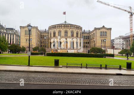 OSLO, NORVEGIA - 1 LUGLIO 2016: Questo è l'edificio del Parlamento norvegese, che è stato costruito in stile neoromanico nel 1866, progettato dagli svedesi Foto Stock