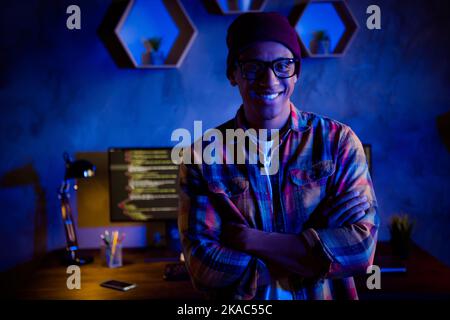 Ritratto di successo professionale hacker ha piegato le mani toothy sorriso tarda notte ufficio posto di lavoro Foto Stock