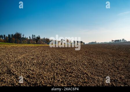 Campagna autunnale con campo, prato, alberi colorati e cielo limpido vicino alla città di Usti nad Orlici nella repubblica Ceca Foto Stock