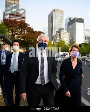 Tokio, Giappone. 02nd Nov 2022. Il presidente tedesco Frank-Walter Steinmeier e sua moglie Elke Büdenbender camminano attraverso un parco vicino al Palazzo Imperiale dopo l'udienza con la coppia imperiale giapponese. Il presidente Steinmeier e sua moglie stanno per fare una gita di cinque giorni in Asia orientale, visitando il Giappone e la Corea del Sud. Credit: Bernd von Jutrczenka/dpa/Alamy Live News Foto Stock