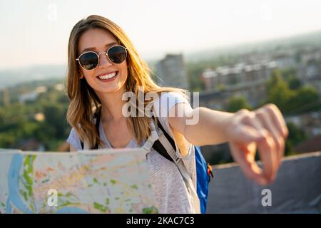 Ragazza viaggiatore che cerca la giusta direzione sulla mappa, viaggio, libertà e concetto di stile di vita attivo Foto Stock