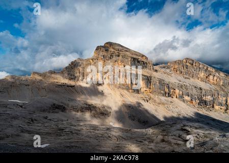 Cima Campestrin Sud e cima Campestrin Nord da Bivacco della Pace campeggia la cima del Monte Castello nel gruppo montuoso di Fanes nelle Dolomiti Foto Stock