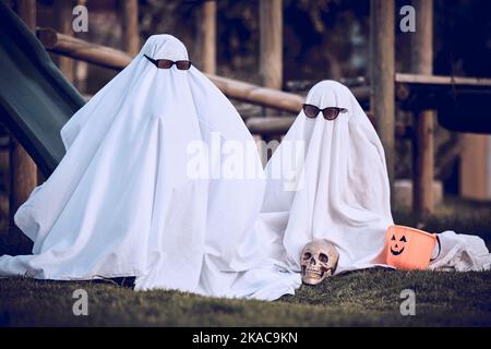 Halloween, occhiali e persone in costume fantasma per trucco o piacere, vestire globale giorno o divertimento sul campo da gioco erba. Fantasia paura, orrore e. Foto Stock