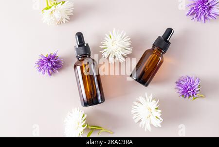 due flaconi in vetro con cosmetici o siero per la cura del viso. effetto idratante e nutriente della pelle. vista dall'alto Foto Stock