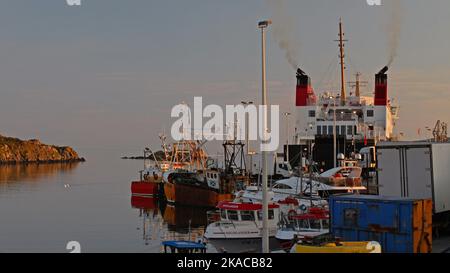 Port Ellen Marina al tramonto, Islay, Ebridi, Ebridi interne, Isole interne, Scozia, Regno Unito, Gran Bretagna Foto Stock