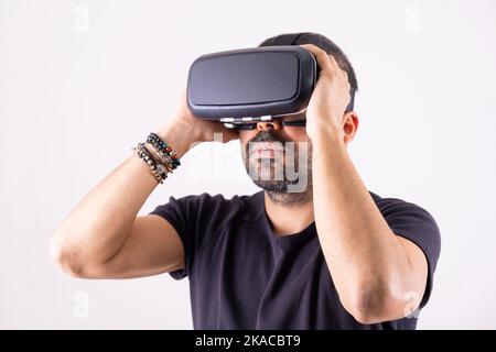 Giovane uomo che utilizza occhiali VR, con le mani, il ritratto. Realtà virtuale, tecnologia del futuro, videogame per l'istruzione Foto Stock