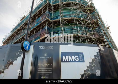 Slough, Regno Unito. 28th ottobre 2022. Un cartello è raffigurato all'esterno di un edificio che contiene appartamenti in affitto. Vi è stato un notevole sviluppo immobiliare Foto Stock