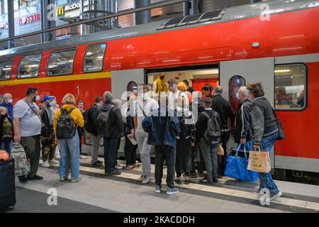 Passagiere, Bahnsteig, Regionalexpress, Hauptbahnhof, Berlino, Germania Foto Stock