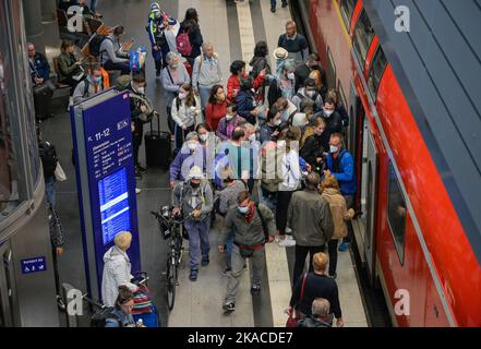 Passagiere, Bahnsteig, Regionalexpress, Hauptbahnhof, Berlino, Germania Foto Stock