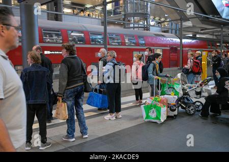 Passagiere, Bahnsteig, Regionalexpress, Hauptbahnhof, Berlino, Germania Foto Stock