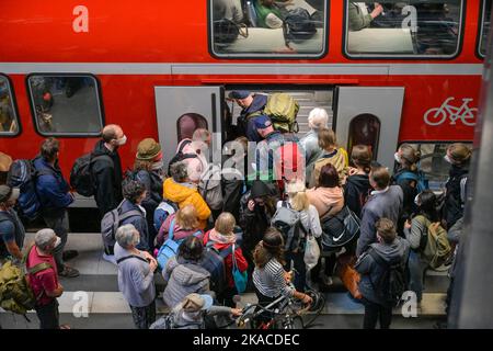 Passagiere, Bahnsteig, Regionalexpress, Hauptbahnhof, Berlino, Germania Foto Stock