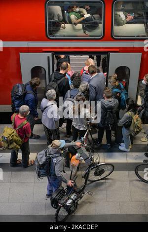 Passagiere, Bahnsteig, Regionalexpress, Hauptbahnhof, Berlino, Germania Foto Stock