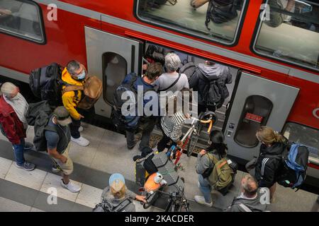 Passagiere, Bahnsteig, Regionalexpress, Hauptbahnhof, Berlino, Germania Foto Stock