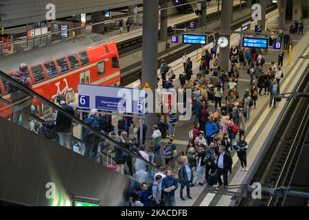 Passagiere, Rolltreppe, Bahnsteig, Regionalbahn, Hauptbahnhof, Berlino, Germania Foto Stock