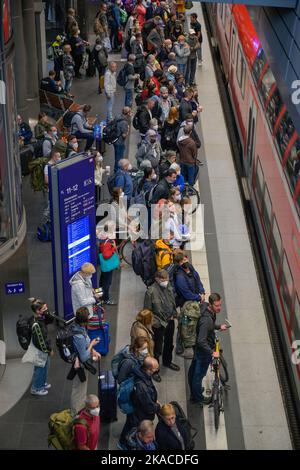 Passagiere, Bahnsteig, Regionalexpress, Hauptbahnhof, Berlino, Germania Foto Stock