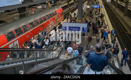 Passagiere, Rolltreppe, Bahnsteig, Regionalbahn, Hauptbahnhof, Berlino, Germania Foto Stock