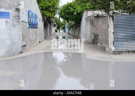 La stagione monsonica di Rasdhoo, con l'acqua piovana intorno alla strada, Maldive. Foto Stock