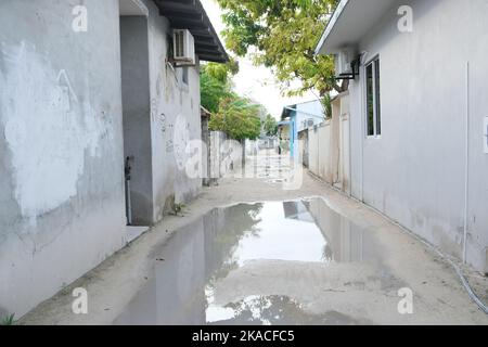 La stagione monsonica di Rasdhoo, con l'acqua piovana intorno alla strada, Maldive. Foto Stock